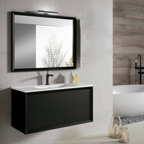 Baño con mueble de baño de madera con cajoneras y puertas sobre de mármol y  espejo con apliques de pared